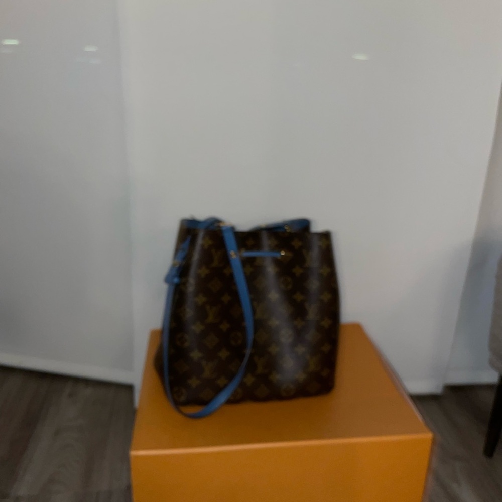 Louis Vuitton 
Authentic 
Used
Blue interior Monogram Neonoe MM shoulder bag - Picture 2 of 9